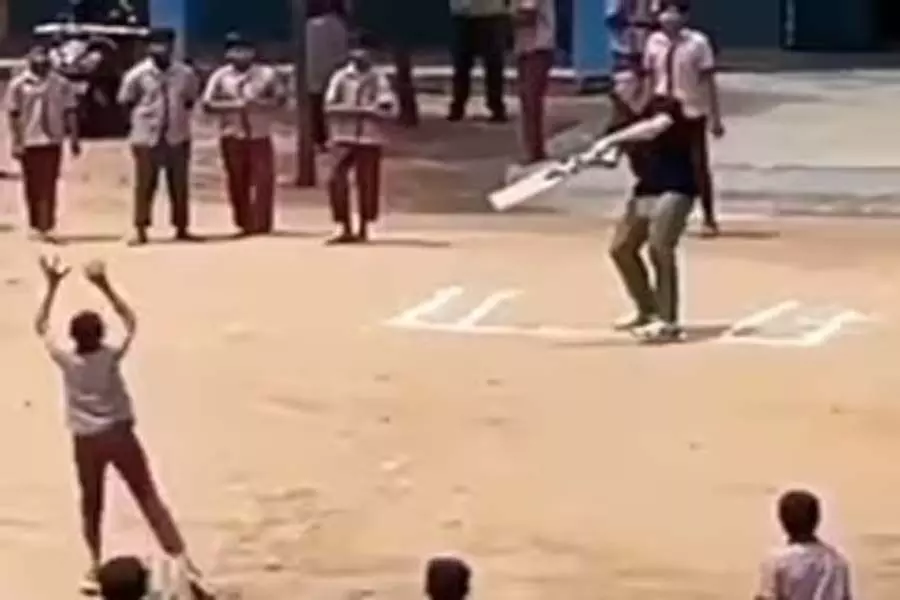 आईपीएल प्लेऑफ़ के लिए तैयार होकर, पैट कमिंस ने स्कूली बच्चों के साथ क्रिकेट खेला