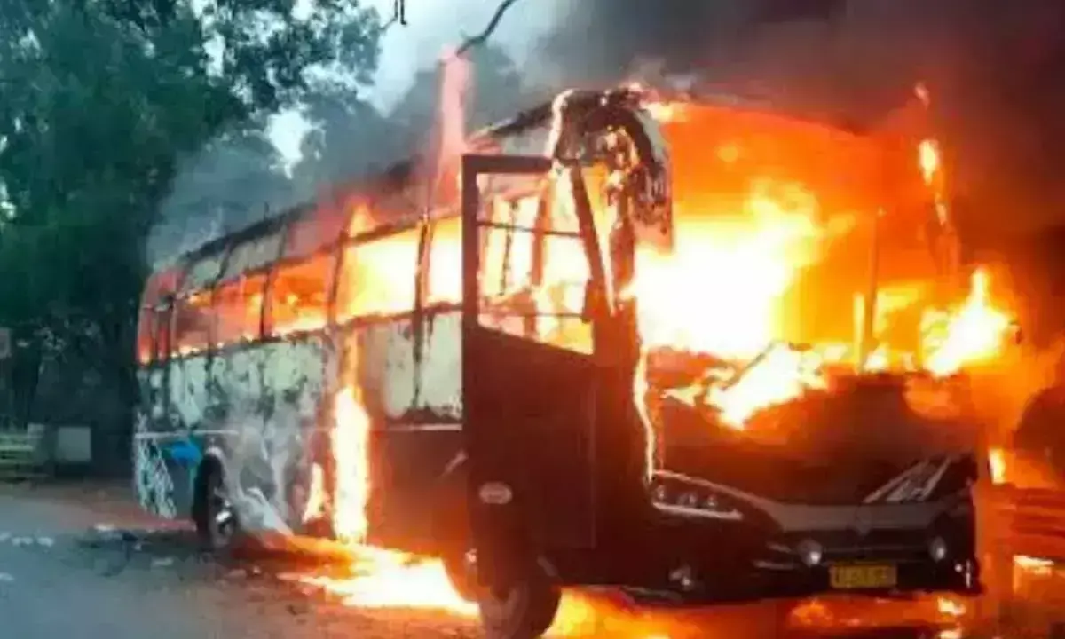 श्रीकालहस्ती-तिरुपति राजमार्ग पर निजी बस में लगी आग