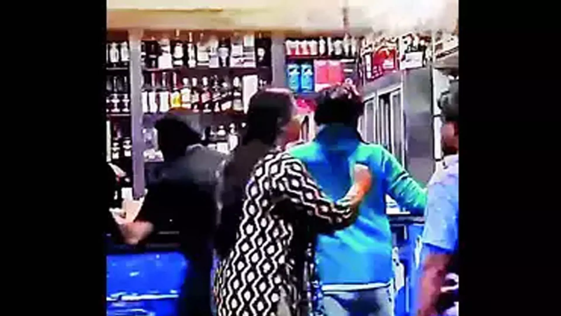 पति को पीटने पर महिला ने वाइन शॉप कर्मचारियों पर हमला किया