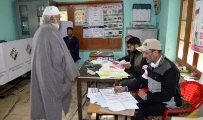 जम्मू-कश्मीर की बारामूला लोकसभा सीट पर मतदान शुरू, सुबह से ही पहुंचने लगे वोटर