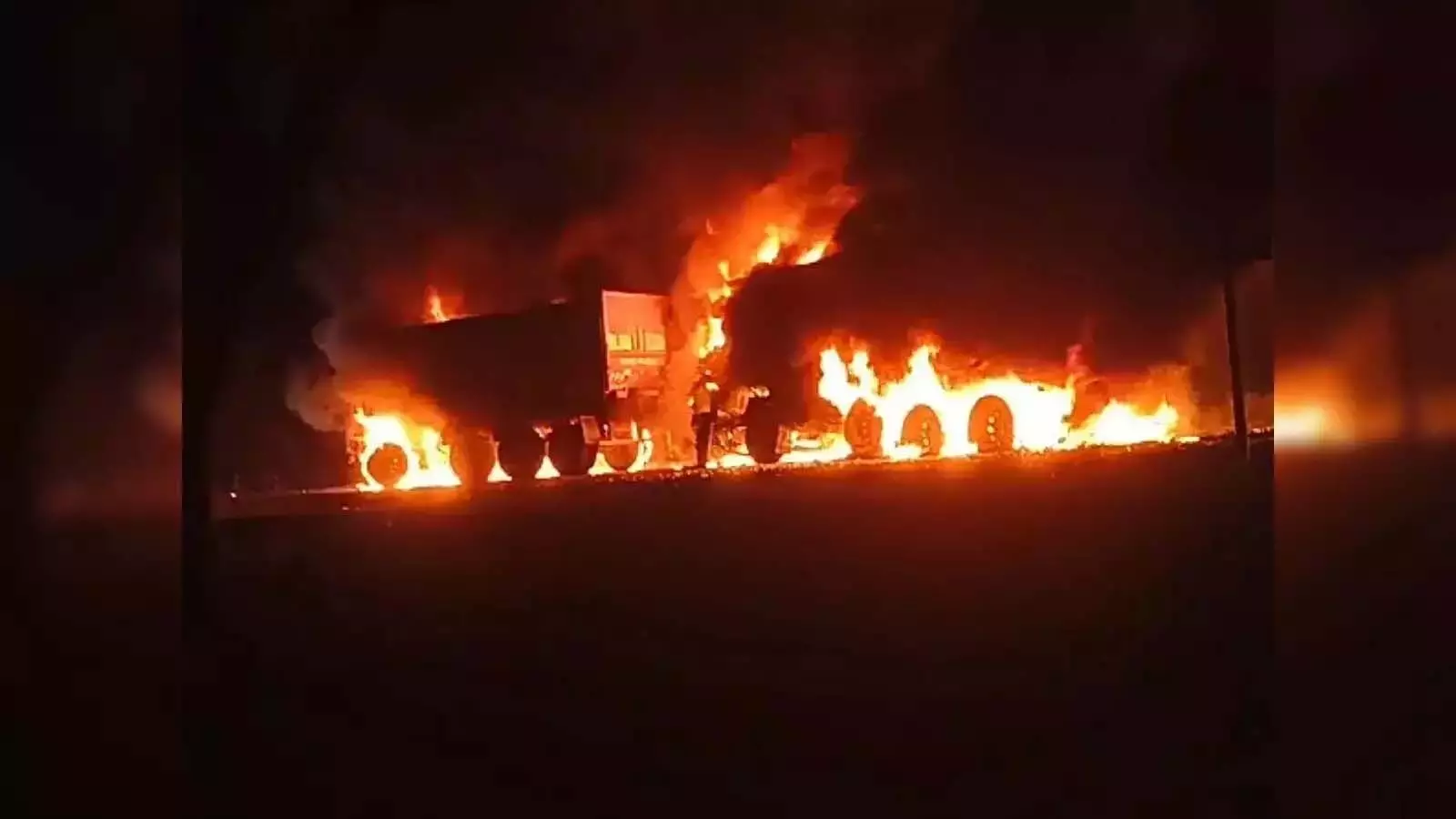 कानपुर में ट्रक और ट्राला की जोरदार भिड़ंत में लगी आग, एक की मौत, चालक झुलसा