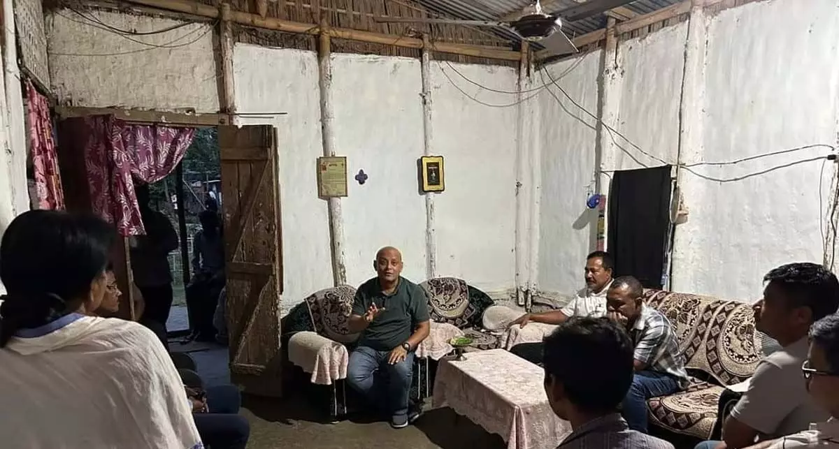 थौरा विधायक सुशांत बोरगोहेन ने पोंखी हांडिक के परिवार से मुलाकात