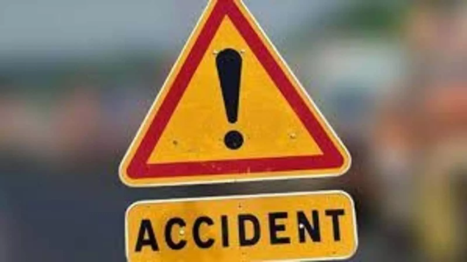 सुलतानपुर में अनियंत्रित होकर डिवाइडर से टकराई  कार  एक की मौत, पांच घायल