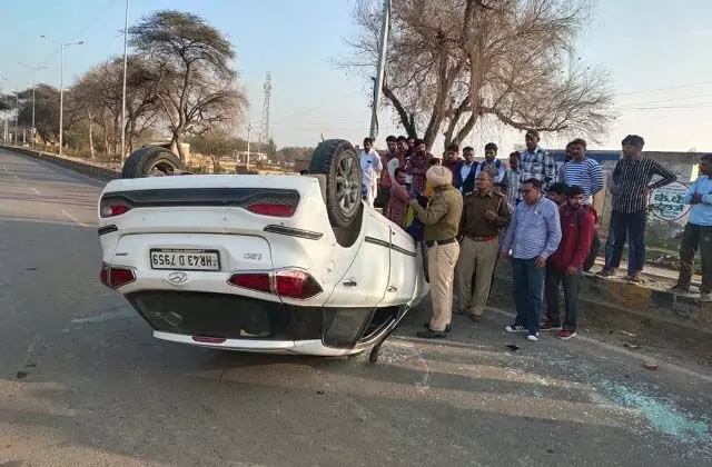 सुलतानपुर में डिवाइडर से टकराई तेज रफ्तार कार, एक की मौत, 6 घायल