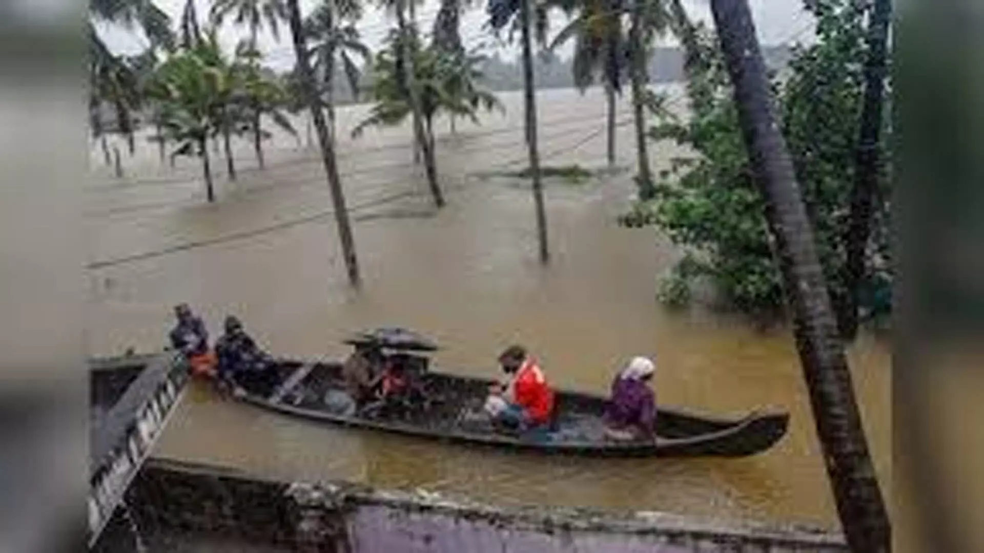 भारी बारिश के कारण केरल के कई जिलों में चेतावनी दी यात्रा प्रतिबंध लगाया