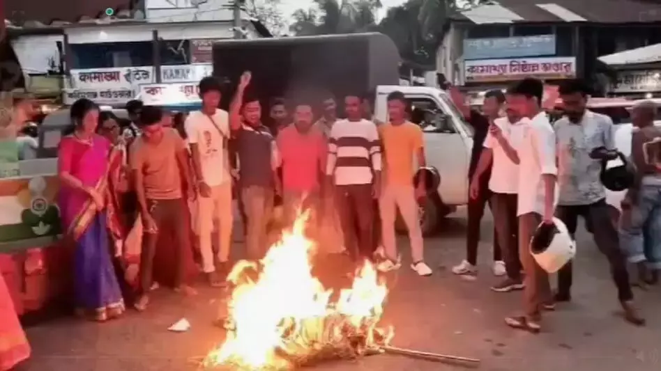 साधुओं के खिलाफ अपमानजनक टिप्पणी को लेकर करीमगंज में प्रदर्शनकारियों ने ममता बनर्जी का पुतला जलाया