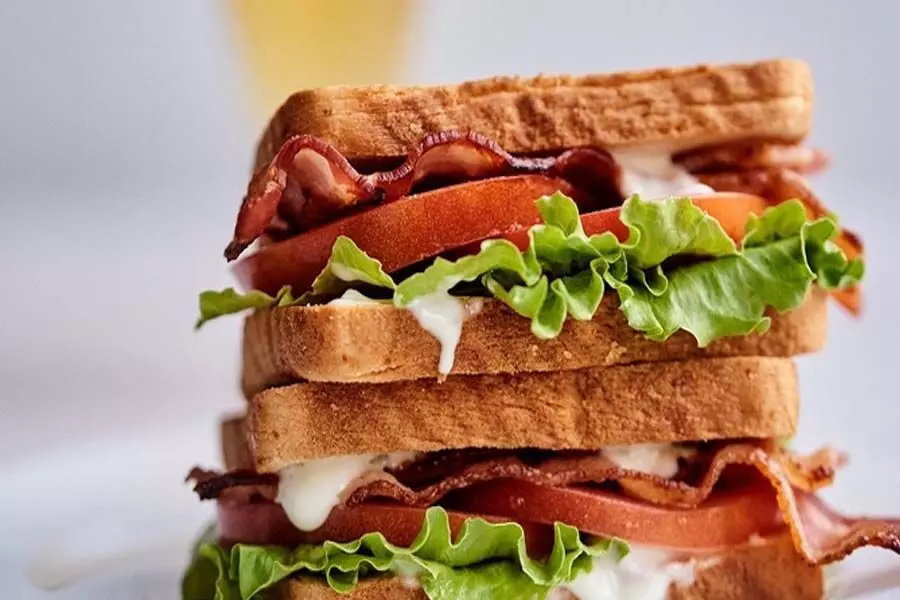 घर पर बनाएं स्वादिष्ट और क्लासिक बीएलटी सैंडविच