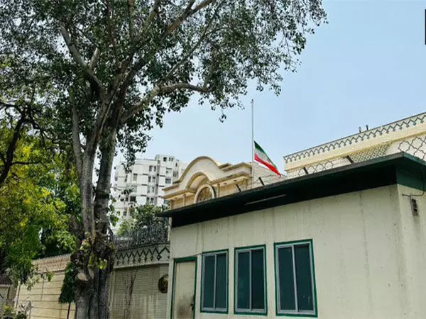 राष्ट्रपति रायसी की हेलिकॉप्टर दुर्घटना में मौत के बाद नई दिल्ली में ईरानी दूतावास ने अपना झंडा आधा झुका दिया