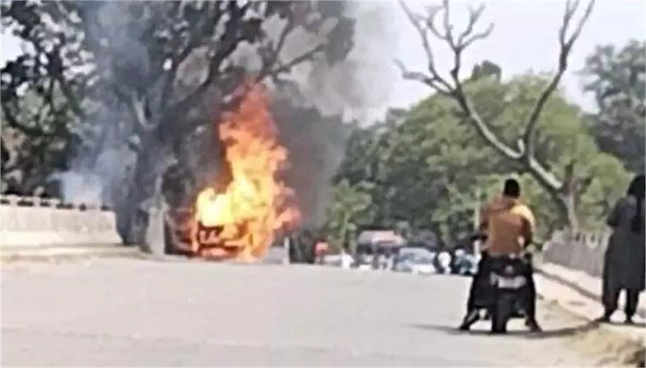 बीच सड़क आग का गोला बनी कार