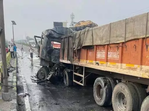 दो वाहनों में लगी आग, कंडक्टर जिंदा जला