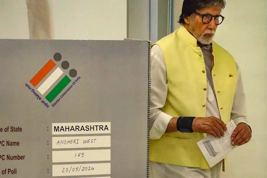 अमिताभ बच्चन, शाहरुख खान, अन्य बॉलीवुड सेलेब्स ने पांचवें चरण में मुंबई में मतदान किया