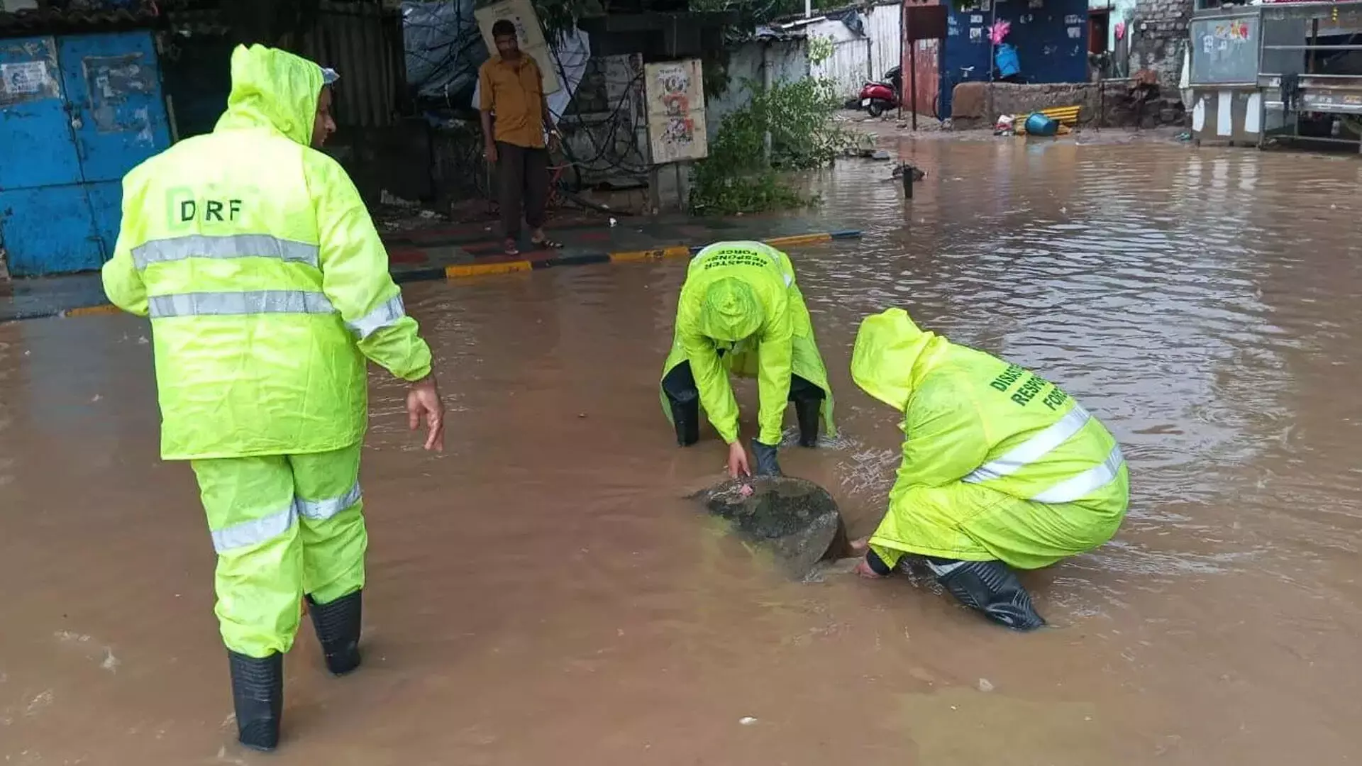 GHMC की डीआरएफ टीमें बारिश से संबंधित शिकायतों का तेजी से समाधान कर रही