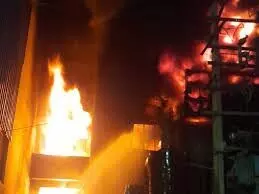 फैक्टरी में लगी आग, कर्मचारियों ने भागकर बचाई जान