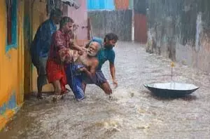 तमिलनाडु में भारी बारिश से लोग परेशान, एसडीआरएफ की 10 टीमें तैनात