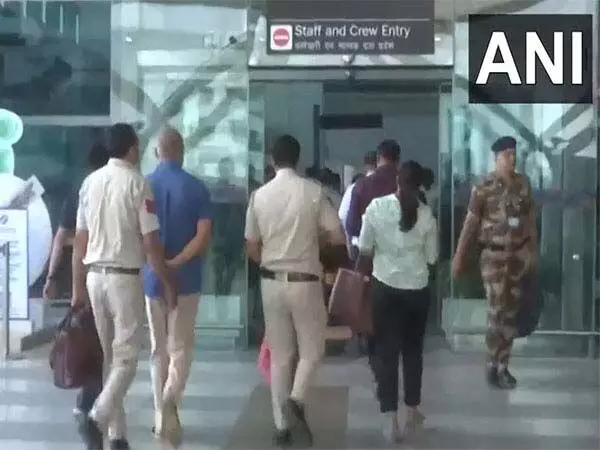 दिल्ली पुलिस बिभव कुमार को मुंबई ले गई, VIDEO