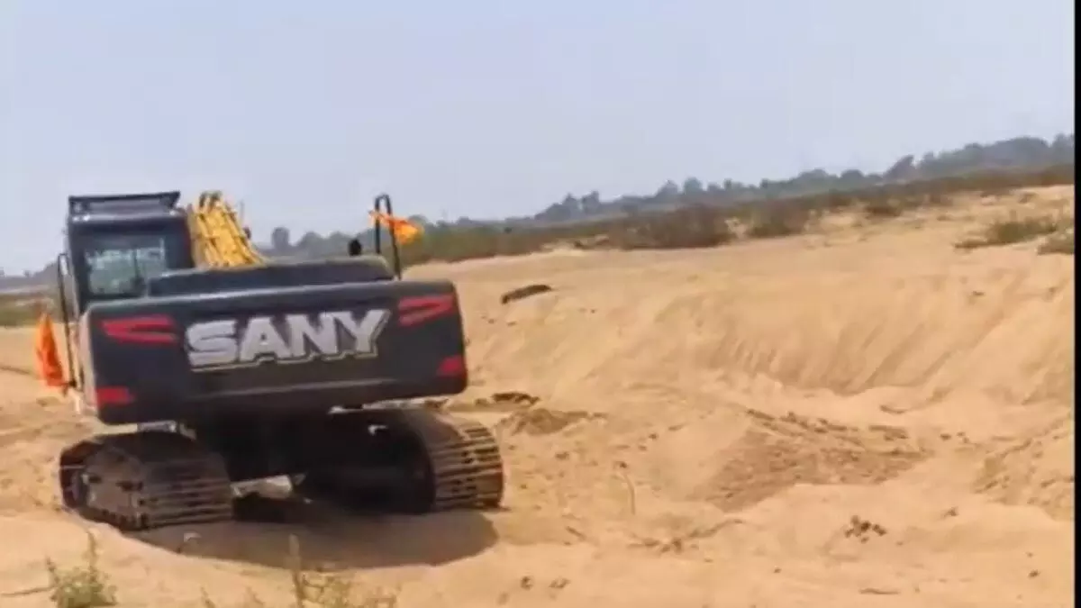 चैन माउंटेन मशीन और 2 हाईवा जब्त, पुलिस ने अवैध रेत उत्खनन की कार्रवाई