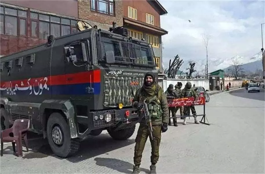 कश्मीर में छिपे 3 आतंकवादी, सर्च अभियान जारी