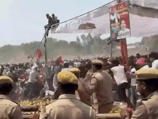अखिलेश यादव की रैली में पुलिस ने किया लाठीचार्ज