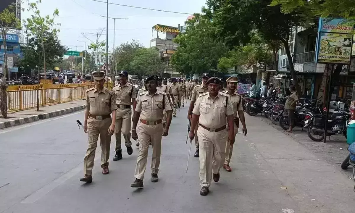 चुनाव मतगणना के दिन से पहले गुंटूर जिले में पुलिस ने फ्लैग मार्च किया