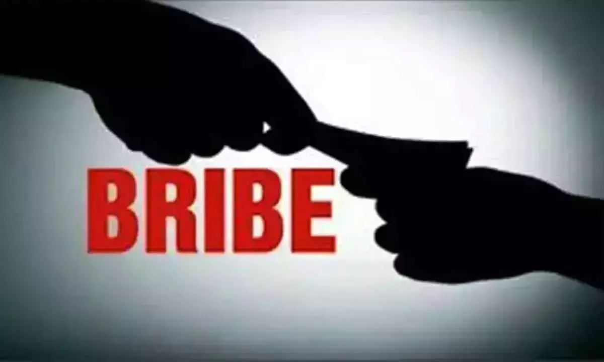 हैदराबाद: एसीबी ने रिश्वतखोरी के आरोप में दो सरकारी कर्मचारियों को गिरफ्तार किया