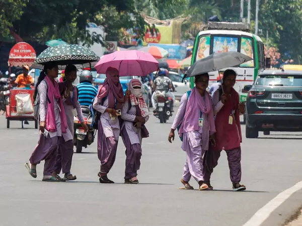 स्वास्थ्य विशेषज्ञों ने चेतावनी दी है कि लू के दौरान बाहर निकलने से बचें