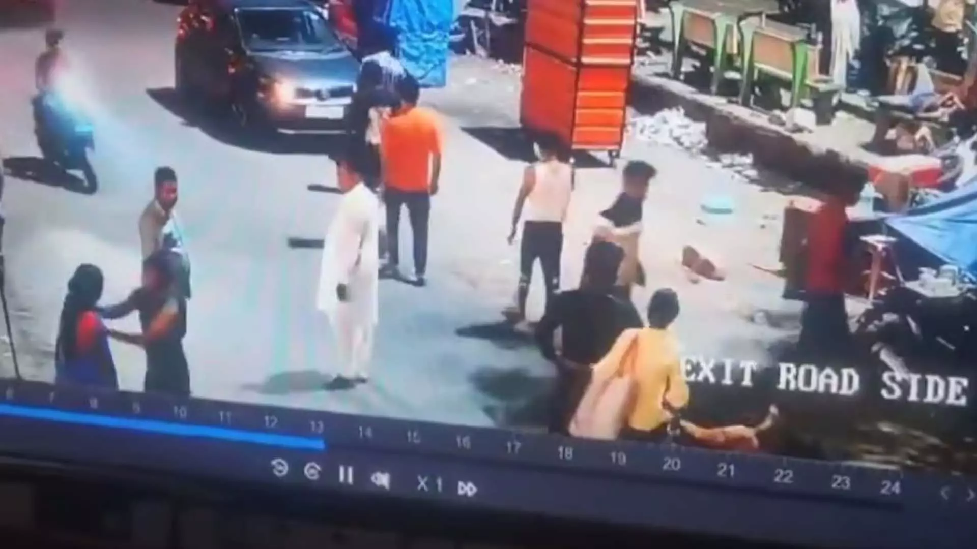 बकाया भुगतान मांगने पर स्ट्रीट वेंडर और पति की बेरहमी से पिटाई, पार्षद का वीडियो हुआ वायरल