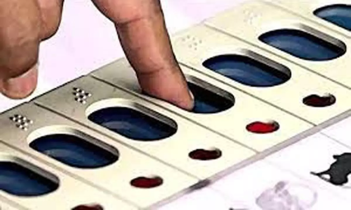 पांच निर्वाचन क्षेत्रों में बुजुर्ग, शारीरिक रूप से विकलांग मतदान करते