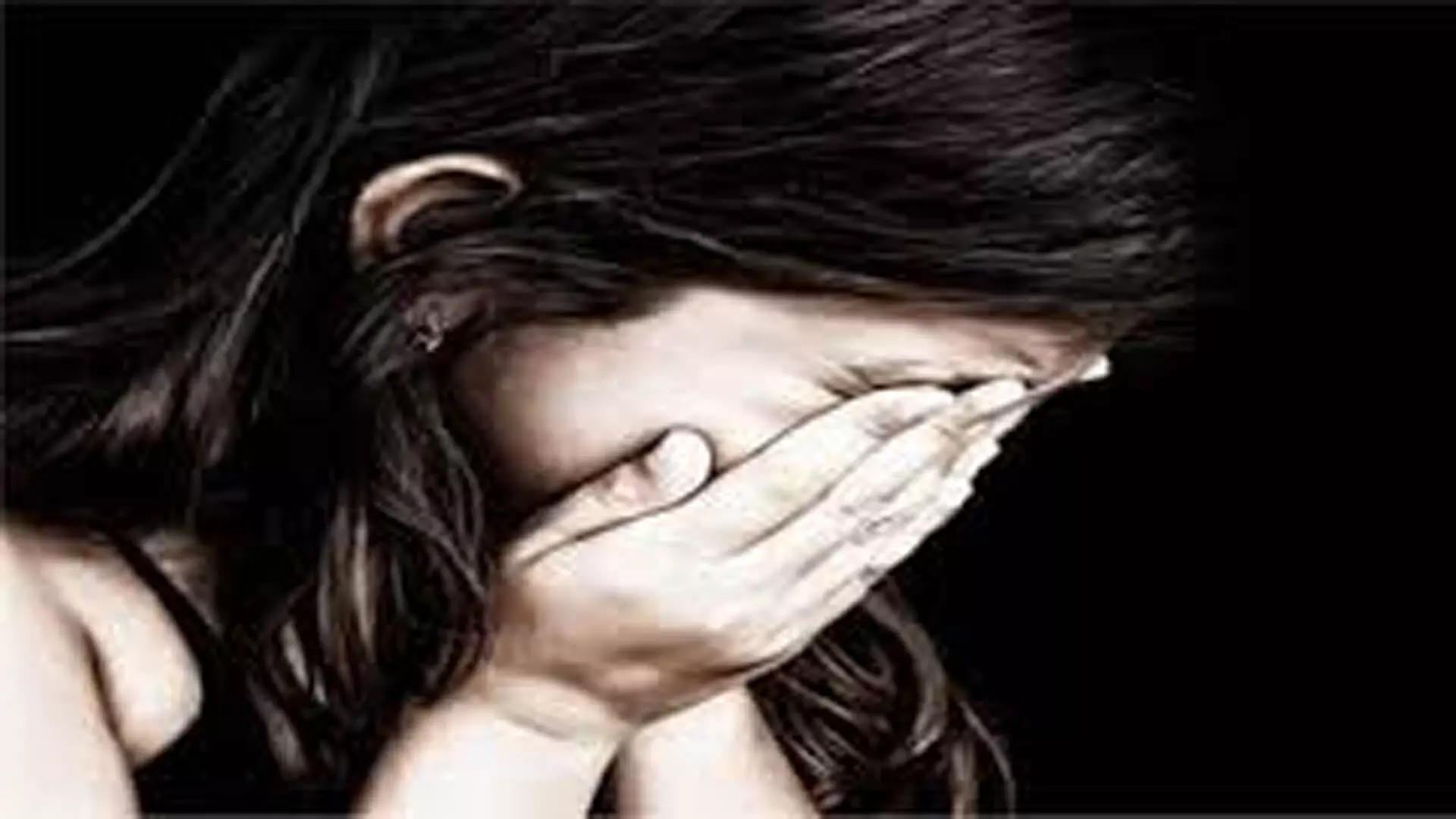 आगरा जिले में 32 वर्षीय एक व्यक्ति पर 17 वर्षीय लड़की के साथ बलात्कार का आरोप लगाया