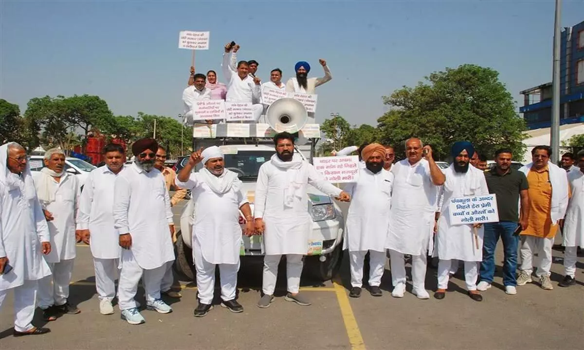 बीजेपी के विरोध में सरपंचों का मार्च, कांग्रेस को समर्थन का संकल्प