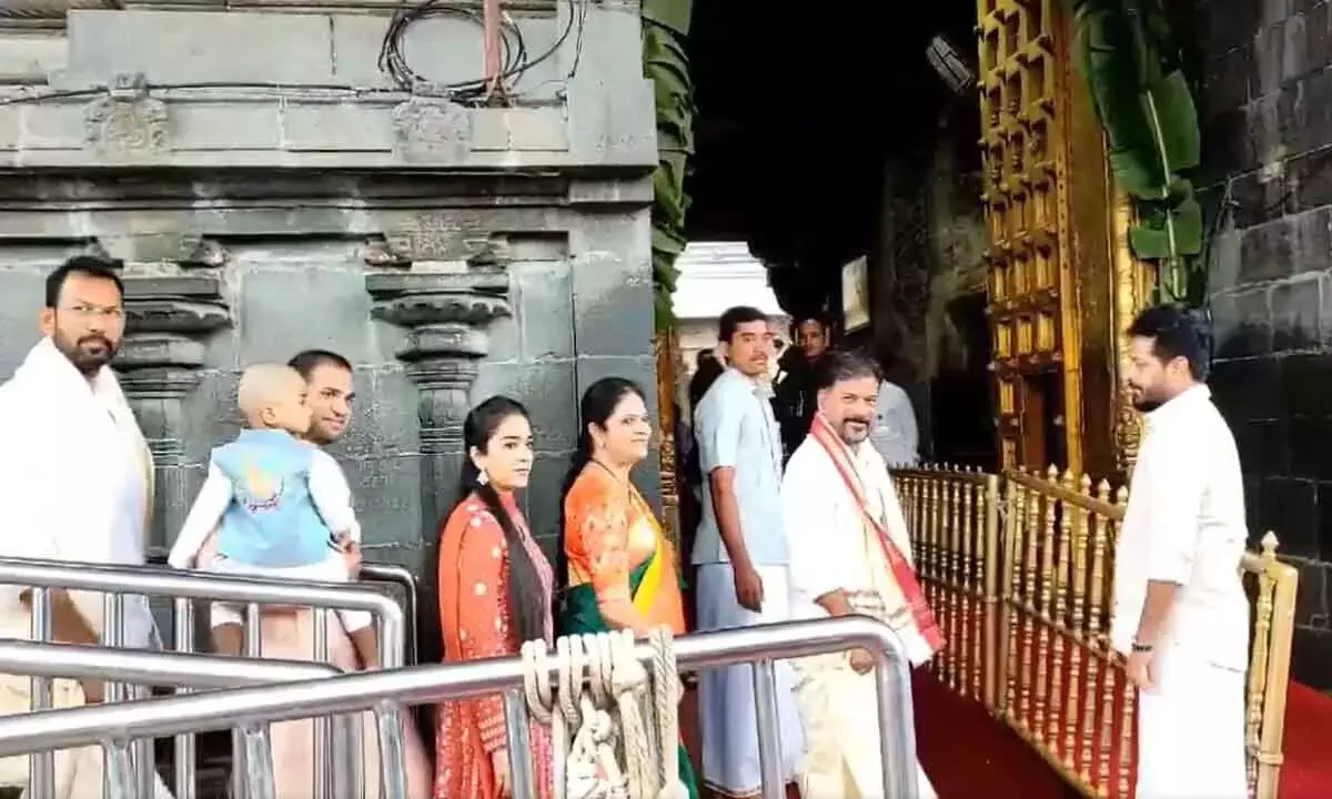 तेलंगाना के मुख्यमंत्री रेवंत रेड्डी ने परिवार के साथ तिरुमाला श्रीवारी मंदिर के दर्शन किए
