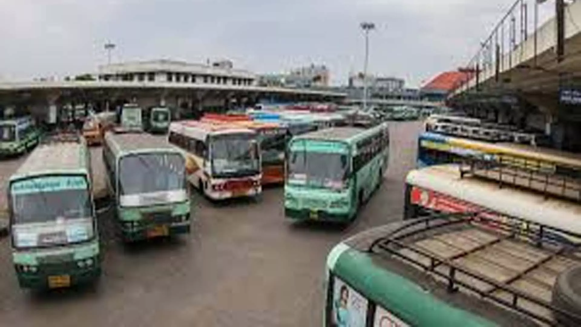 तमिलनाडु सरकार ने यात्रियों की सुरक्षा के लिए ,बसों के पुराने बेड़े को तत्काल बदलने का आह्वान किया