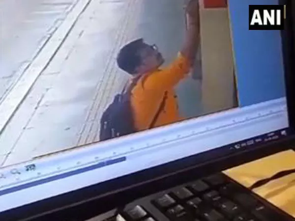 दिल्ली मेट्रो स्टेशनों के अंदर अरविंद केजरीवाल के खिलाफ धमकी भरा भित्तिचित्र लिखने के आरोप में एक व्यक्ति को गिरफ्तार किया गया