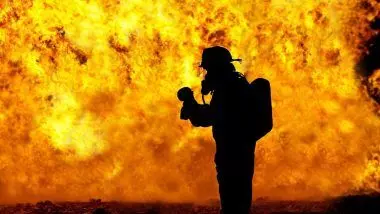नोएडा के जिला अस्पताल के बेसमेंट में लगी भीषण आग,  मौके पर पहुंचीं  दमकल  की आठ गाड़ियां