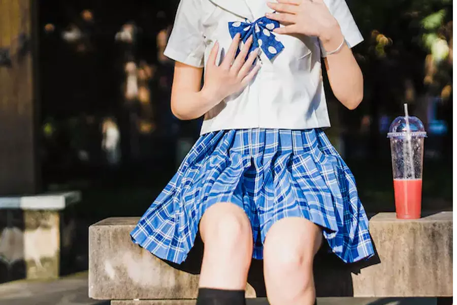 यूके में प्राथमिक विद्यालय स्कर्ट पर प्रतिबंध लगाना चाहता है क्योंकि लड़कियां उन्हें बहुत छोटा पहनती हैं