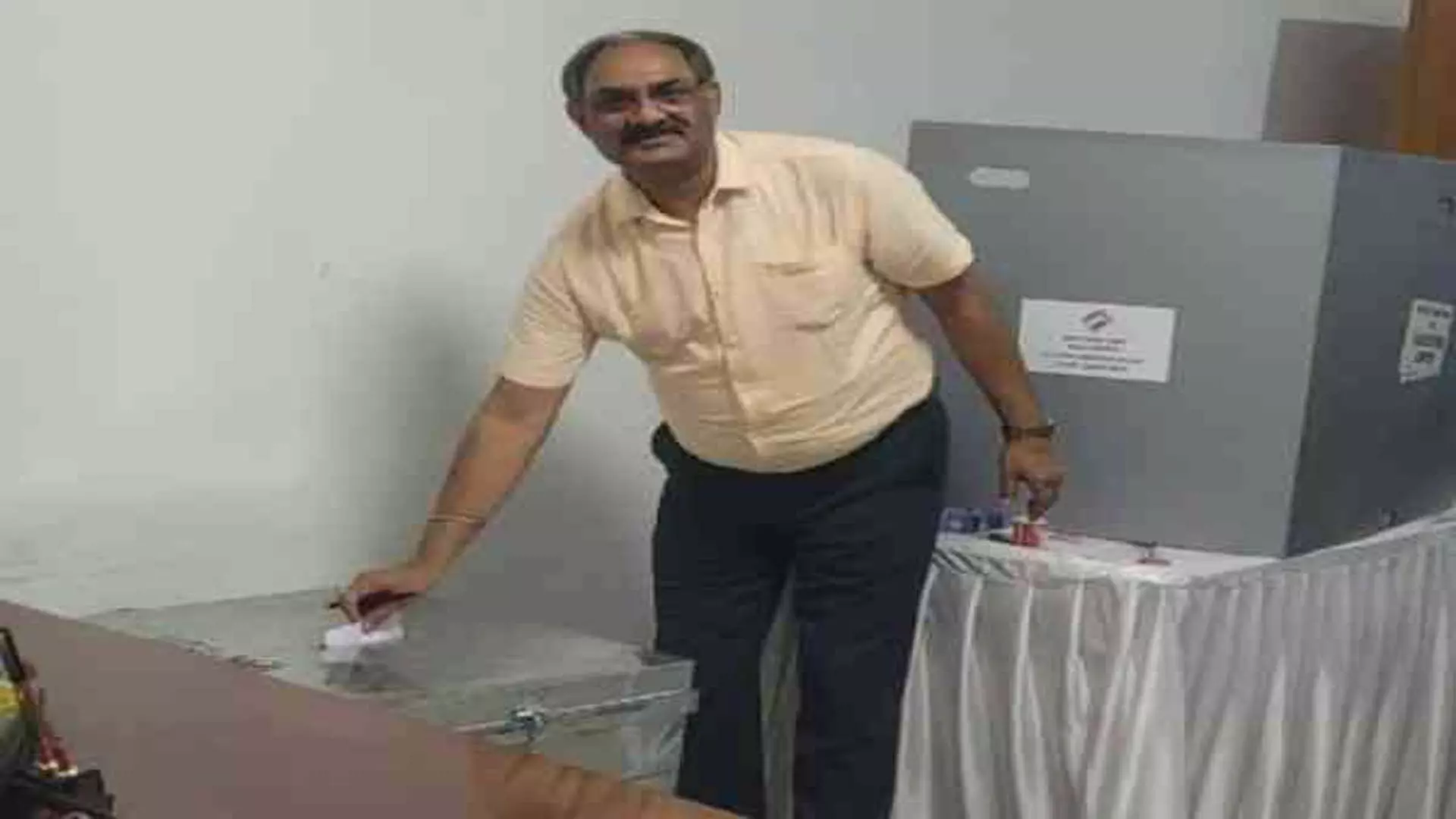 चाईबासा में प्रमंडलीय आयुक्त हरि कुमार केशरी ने पोस्टल बैलेट से किया मतदान
