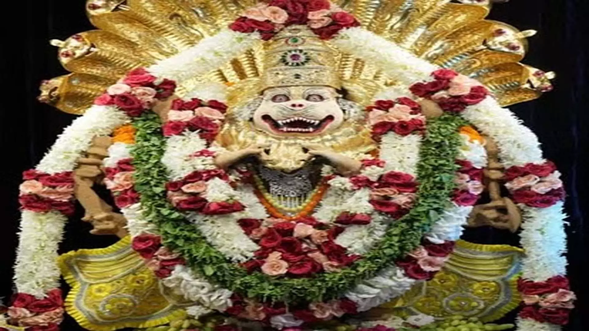 विदेशी फूलों से सजे भगवान नृसिंह,  महामस्तकाभिषेक  नृसिंह कथा का आयोजन