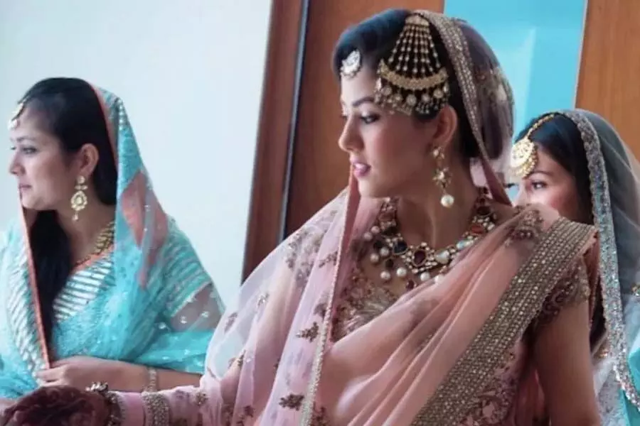 गुलाबी अनामिका खन्ना ब्राइडल लहंगे में मीरा राजपूत की शादी की थ्रोबैक फोटो पर एक नजर