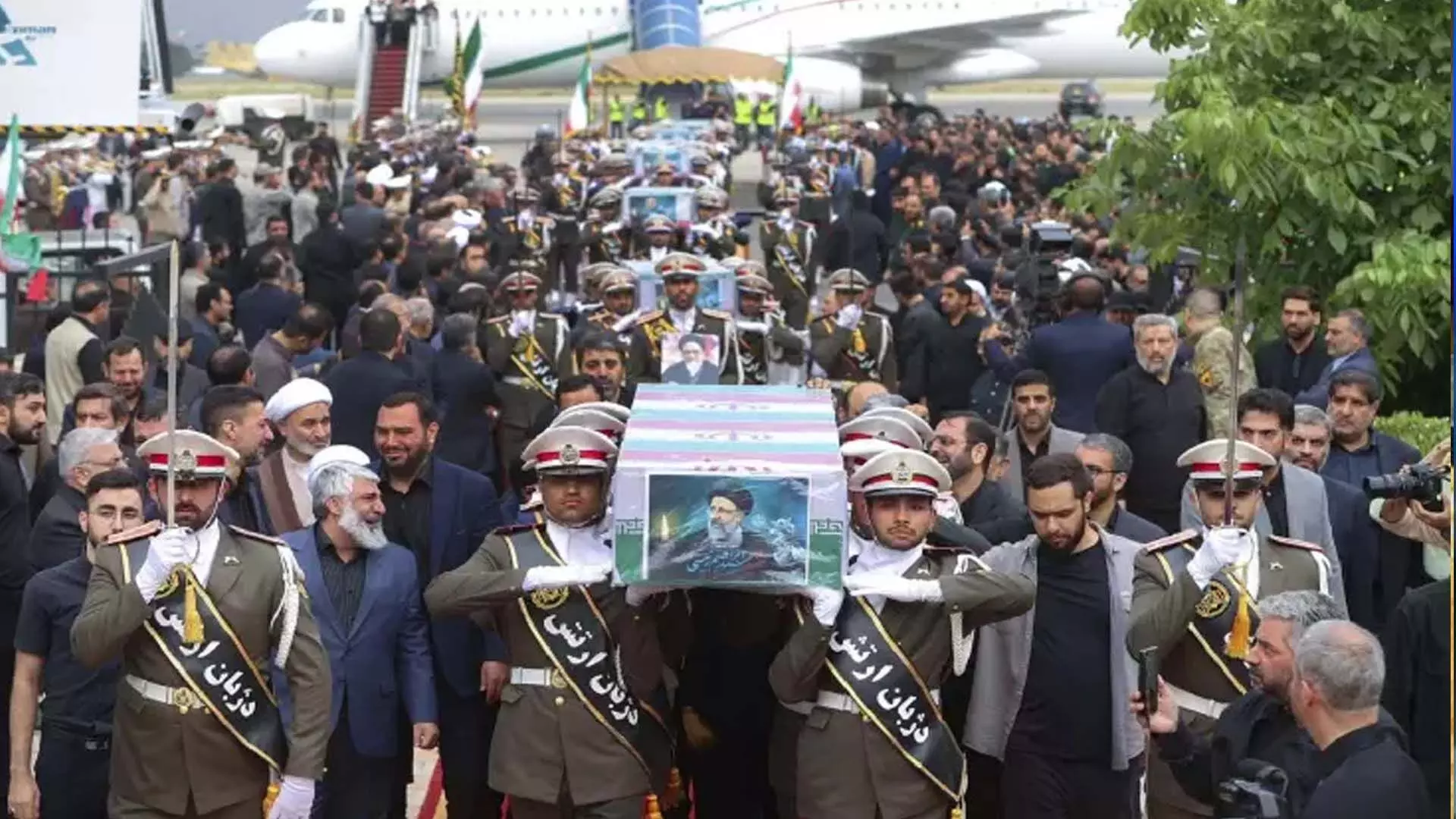 ईरान के सर्वोच्च नेता ने राष्ट्रपति और अन्य लोगों के अंतिम संस्कार की अध्यक्षता की