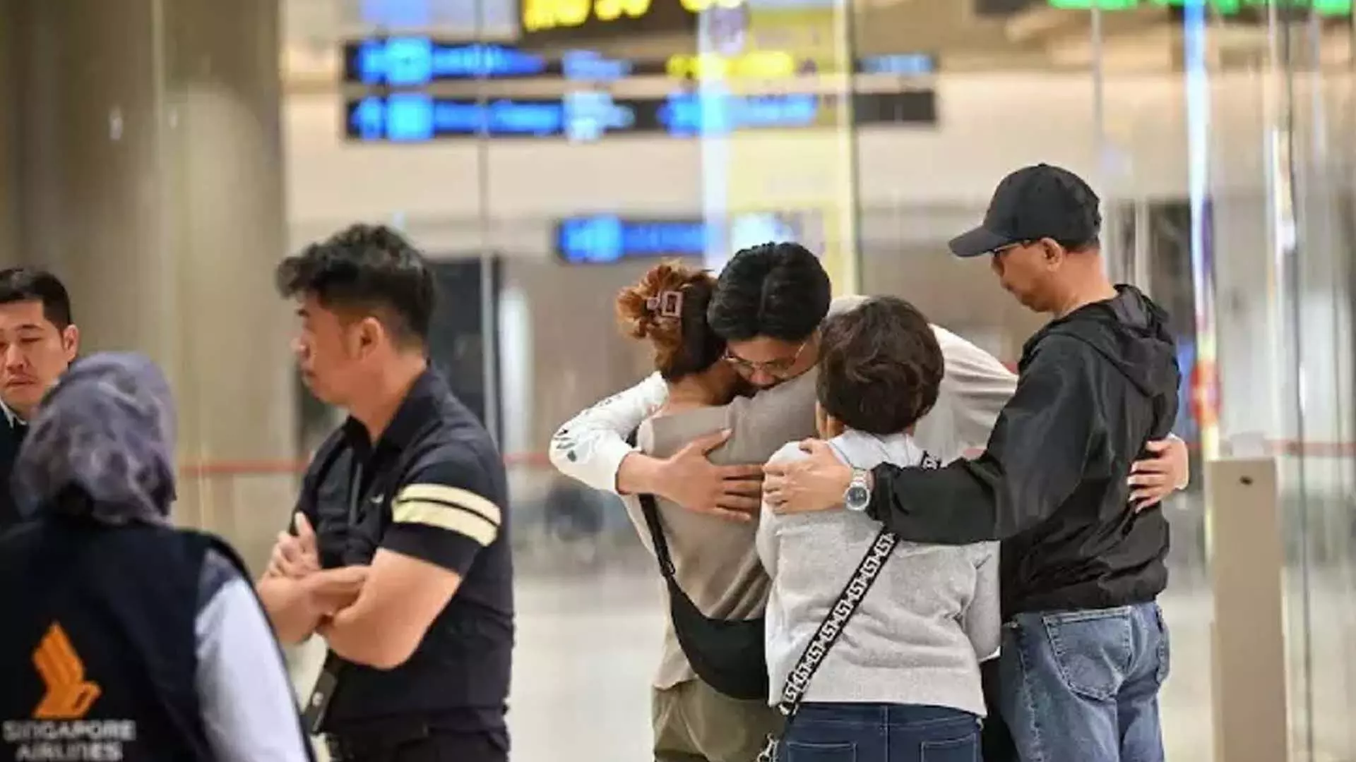 घातक अशांति से ग्रस्त उड़ान के बाद सहमे हुए यात्री सिंगापुर पहुंचे