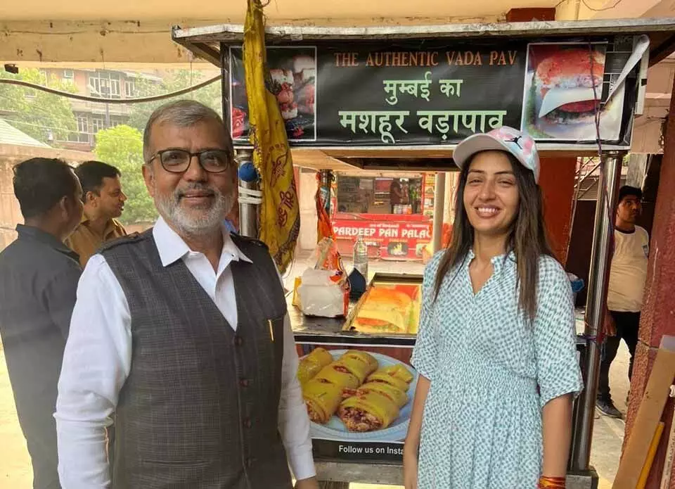दिल्ली की मशहूर वड़ा पाव गर्ल के पास पहुंचा जनता से रिश्ता