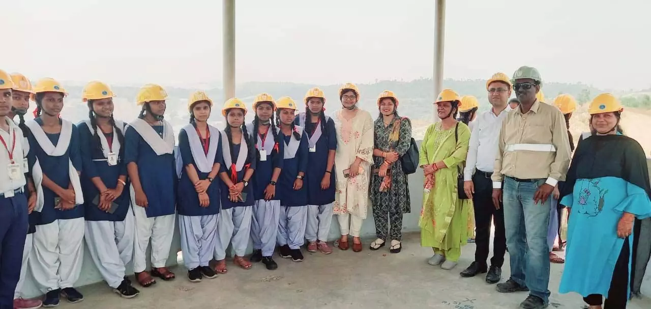 रामपुर सहित अन्य विद्यालयों के विद्यार्थियों ने किया मानिकपुर खदान का अवलोकन