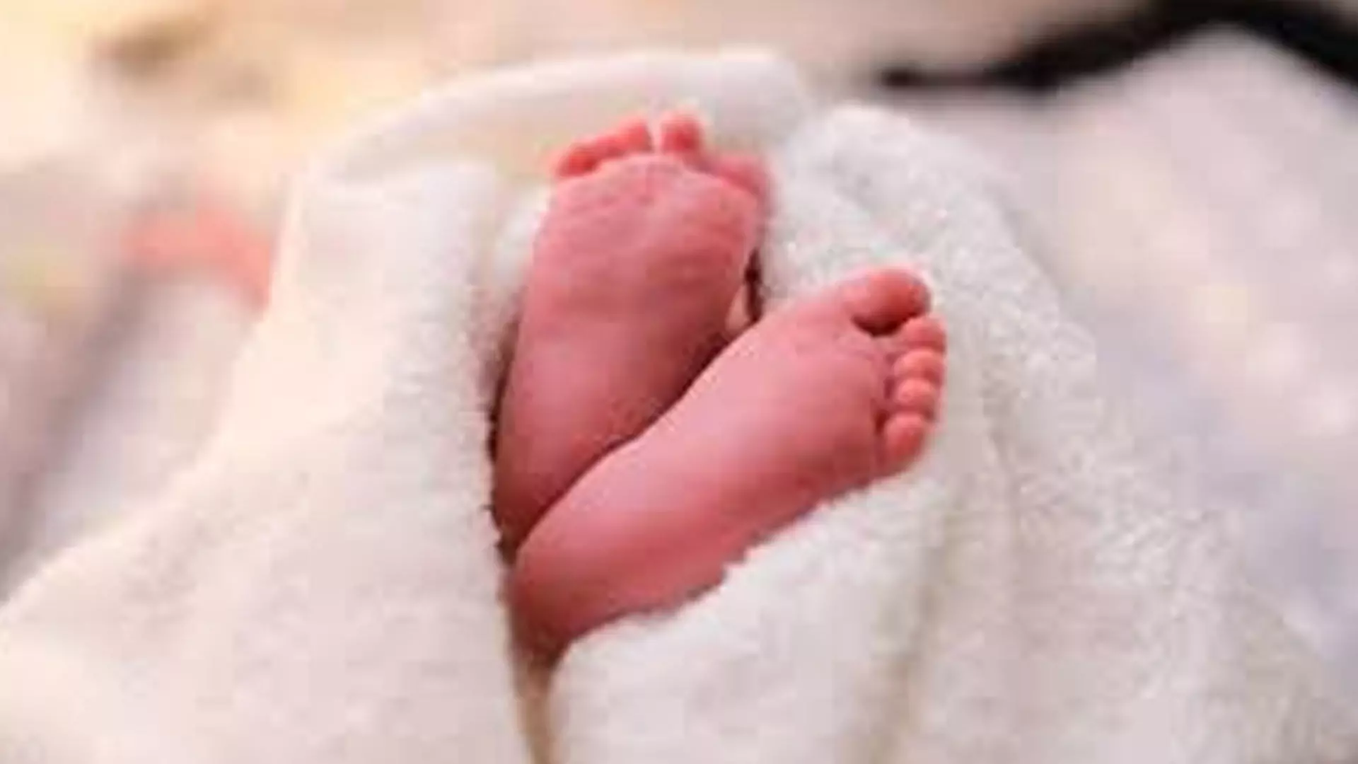 गर्भवती महिला ने अस्पताल के बाहर दिया बच्चे को जन्म