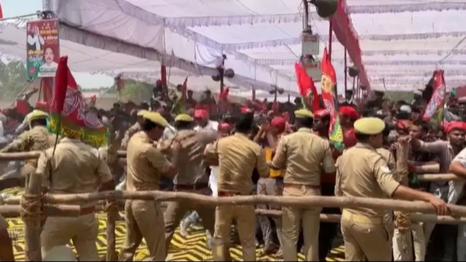 आजमगढ़ में अखिलेश की रैली में भगदड़, पुलिस ने भांजी लाठियां