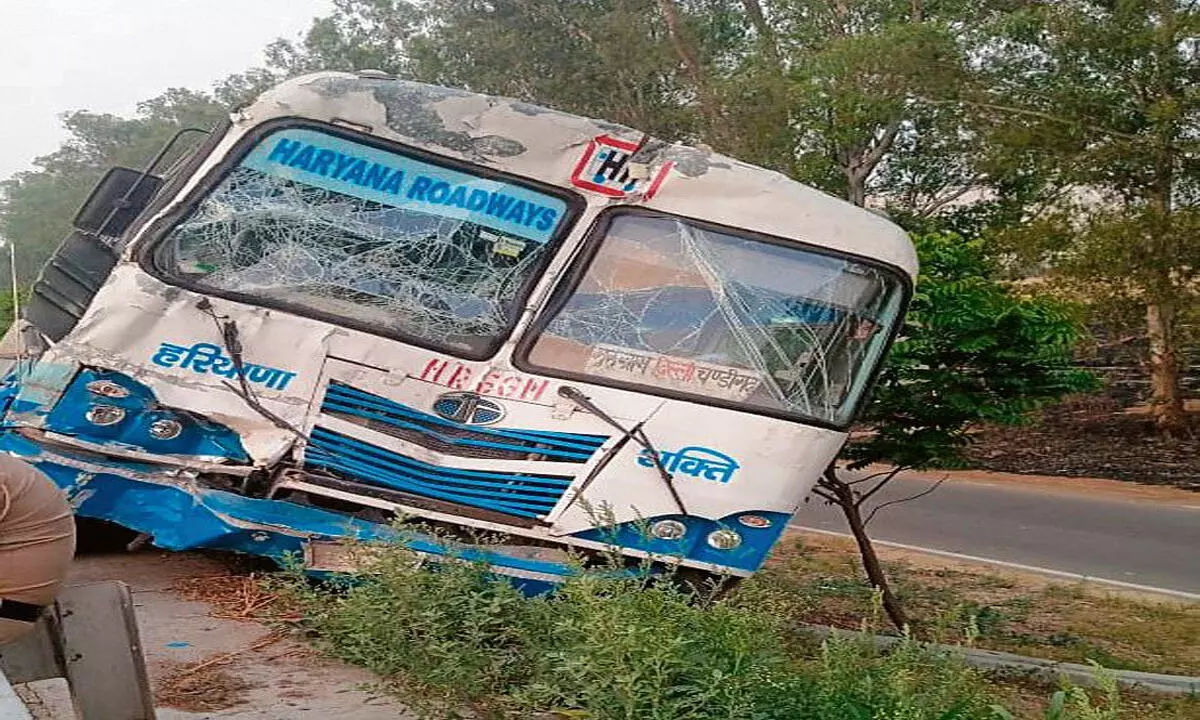 बस के ट्रक से टकराने से ड्राइवर की मौत, 15 यात्री घायल