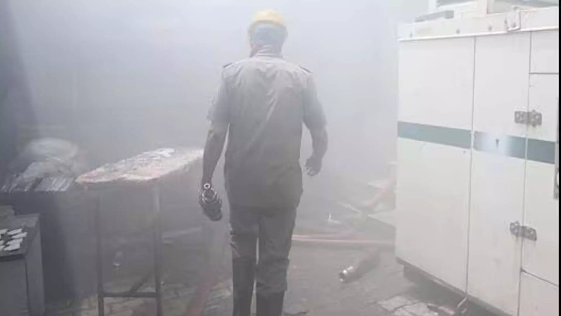 नोएडा में प्लाईवुड गोदाम में लगी आग