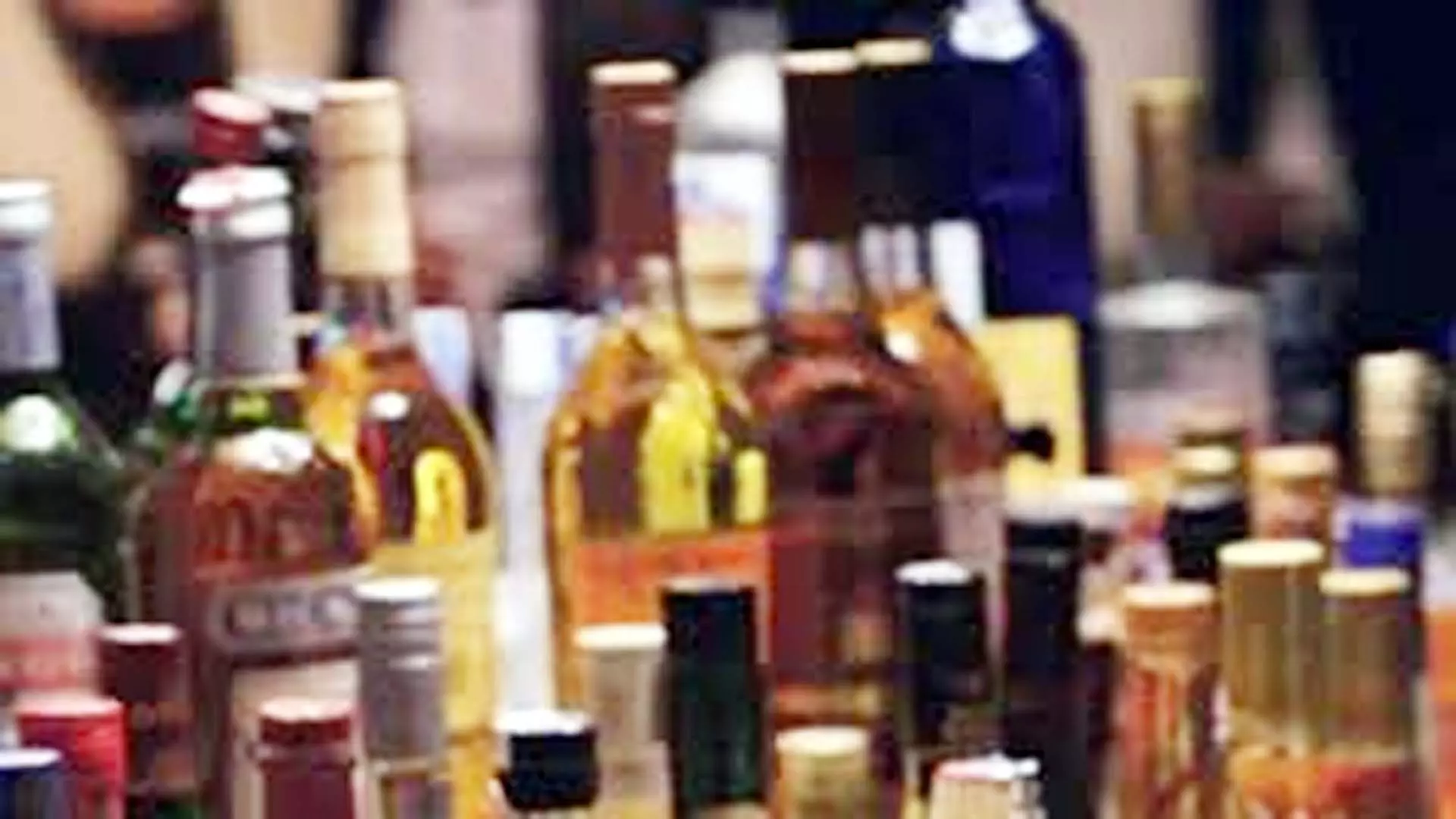 देसी शराब दुकानदारों का लाइसेंस किया निलंबित