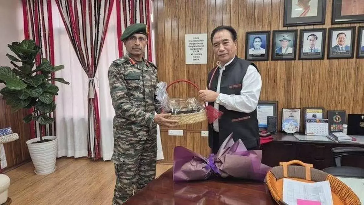पूर्वी कमान प्रमुख ने मिजोरम के राज्यपाल सीएम लालडुहोमा के साथ भारत-म्यांमार सीमा पर चर्चा