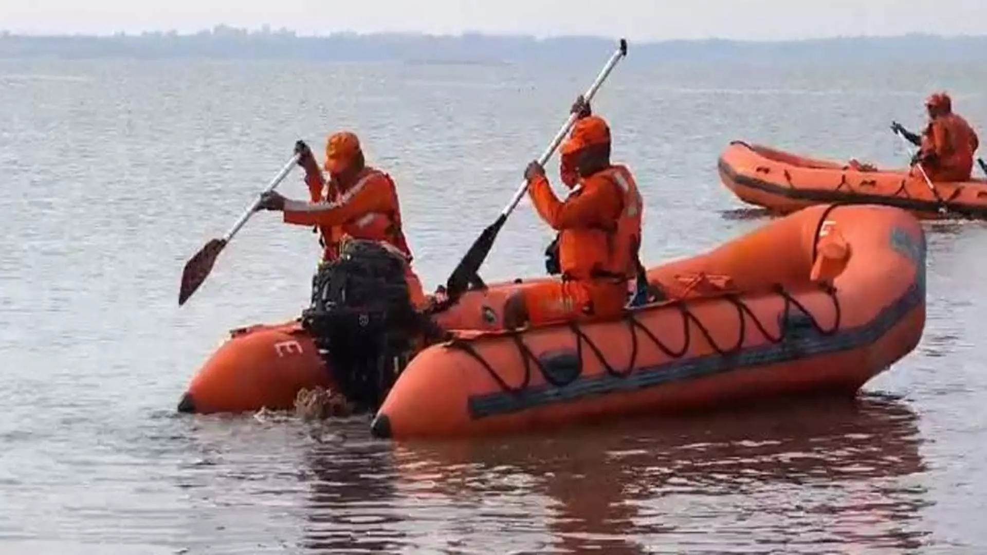 नाव पलटने से डूबे छह लोग, पांच के शव बाहर निकाले गए दूसरे पीड़ित की तलाश जारी