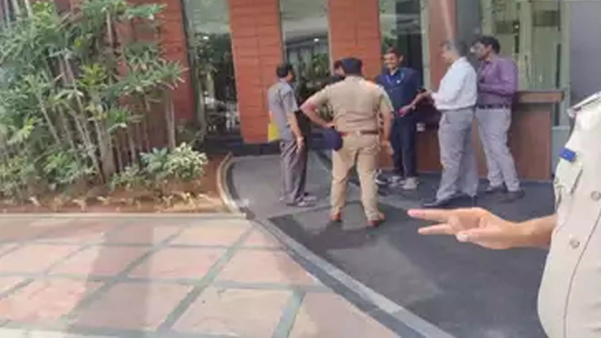 बेंगलुरु के तीन होटलों को ईमेल के जरिए बम की धमकी मिली