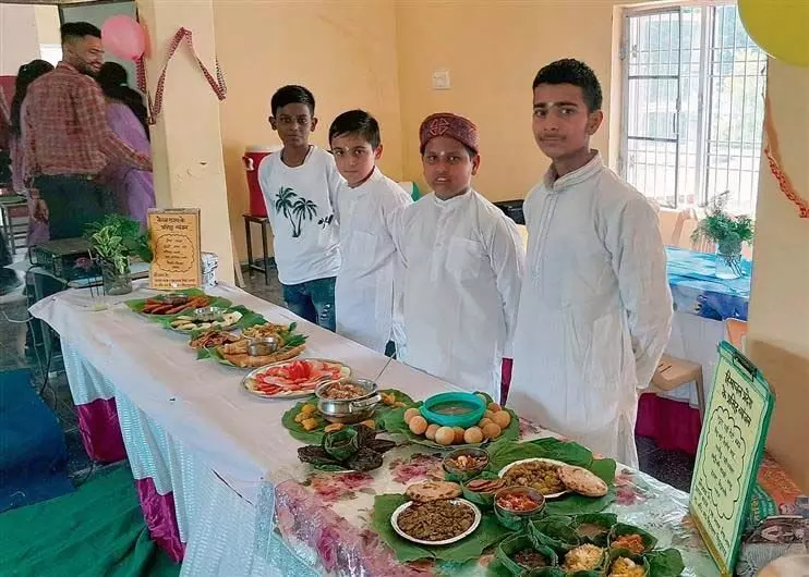 एक भारत को बढ़ावा देने के लिए छात्रों ने मलयाली व्यंजनों पर हाथ आजमाया